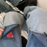 Weite Jeans mit Pixelherz aus den frühen 2000ern